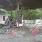 Mesin pompa SPBU di Tenjo, Bogor kebakaran. Insiden ini membuat sebagian bangunan, mobil angkot, dan sepeda motor hangus terbakar. (Liputan6.com/Achmad Sudarno)