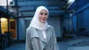 "Jadi, aku sebisa mungkin gak di rumah. Entah main ke rumah mama atau ade aku sampe sore dan malam pulang ke rumah," lanjut pemain film Ayat-Ayat Cinta itu. (Nurwahyunan/Bintang.com)