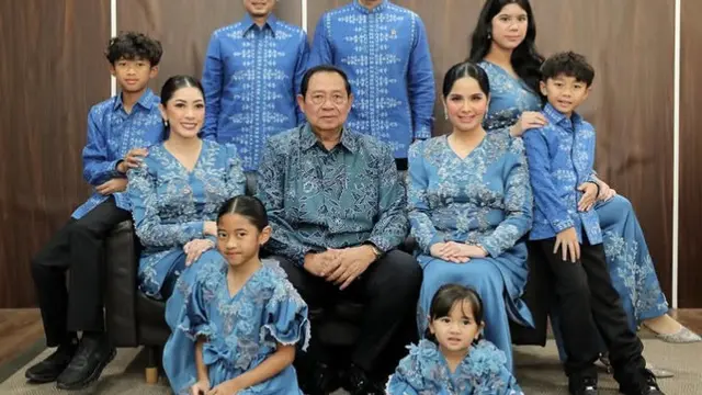 Gaya Menantu SBY dan Jokowi saat Lebaran 2025. [@annisayudhoyono]
