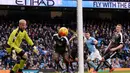 Striker Manchester City, Sergio Aguero, mencetak gol balasan ke gawang Leicester City dalam lanjutan Liga Inggris di Stadion Etihad, Manchester, Sabtu (6/2/2016) malam WIB. (AFP/Oli Scarff)