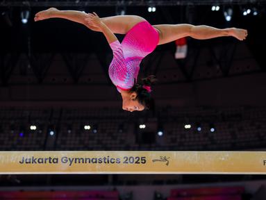 Pesenam putri Indonesia, Salsabilla Hadi Pamungkas melakukan podium training nomor balok keseimbangan jelang Kejuaraan Dunia Gimnastik 2025 di Indonesia Arena, Senayan, Jakarta, Sabtu (18/10/2025). (Bola.com/Bagaskara Lazuardi)