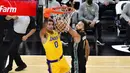 Pebasket Los Angeles Lakers, Kyle Kuzma, memasukkan bola saat melawan Memphis Grizzlies pada laga NBA, Rabu (6/1/2021). LA Lakers menang tipis 94-92 atas Grizzlies. (AP Photo/Brandon Dill)