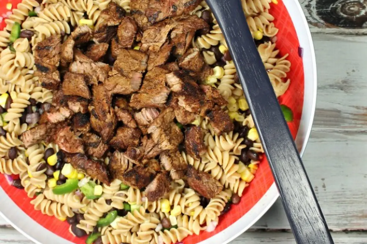 Salad Pasta dengan Daging, Makan Siang Sehat dan Lezat Hari Ini