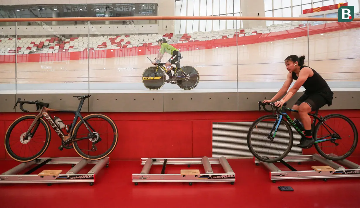 Sejumlah pebalap sepeda Indonesia melakukan pendinginan setelah berlatih untuk persiapan UCI Track Nations Cup 2023 di Jakarta International Velodrome, Rawamangun, Jakarta Timur, Kamis (16/02/2023). Ajang UCI Track Nations Cup 2023 akan berlangsung pada 23-26 Februari 2023. (Bola.com/Bagaskara Lazuardi)