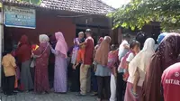 Warga Genuksari tengah mengantre untuk mendapatkan vaksin difteri di Posyandu Kelurahan Genuksari, Kota Semarang, Jumat (20/7/2018). (Foto: Liputan6.com/Solopos.com/Imam Yuda S.)