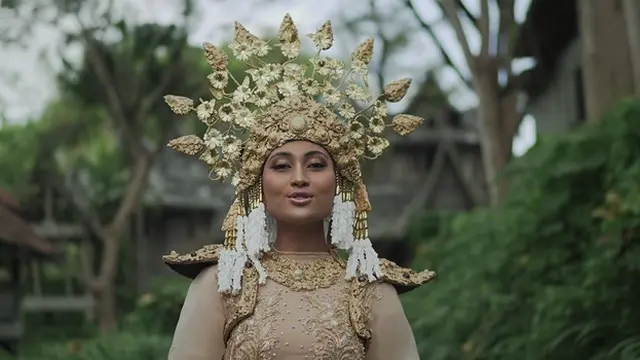 7 Potret Novia Bachmid Sepupu Irfan Bachdim Pakai Baju Adat, Banjir Pujian