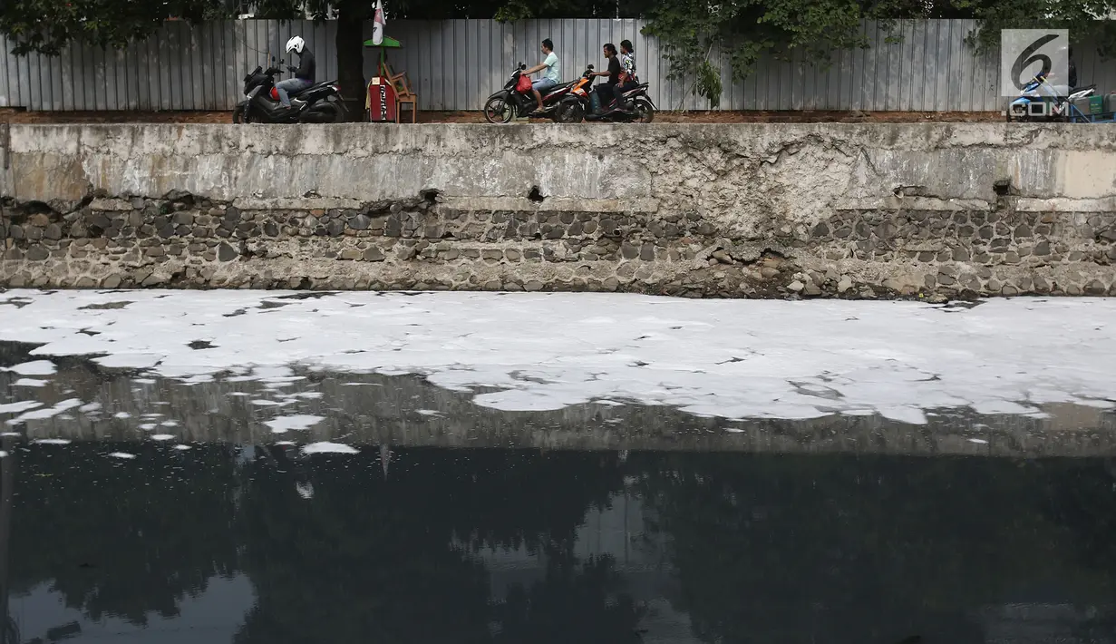 Buih terlihat di aliran Kali Duri yang berwarna hitam di kawasan Jakarta Barat, Sabtu (24/11). Pencamaran yang terjadi pada sungai-sungai di Jakarta berasal dari limbah domestik dan industri . (Liputan6.com/Herman Zakharia)