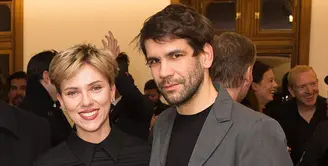 Rumor cerai pasangan Scarlett Johansson dan Romain Dauriac sontak beredar. Namun hal ini ditampik keduanya ketika terlihat tampil bersama di sebuah acara di kawasan New York, Rabu (25/1).  (doc.dailymail.com)