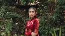 NIKI tampil gorgeous dengan kebaya brokat merah delima. Nuansa yang ia tampilkan makin megah dengan satin skirt warna putih (Instagram/nikizefanya).