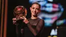 Pemain Timnas Spanyol, Aitana Bonmati meraih penghargaan Ballon d'Or Feminin 2023 pada acara malam penganugerahan di Theatre du Chatelet, Paris, Prancis, Senin (30/10/2023) waktu setempat. (AFP/Franck Fife)