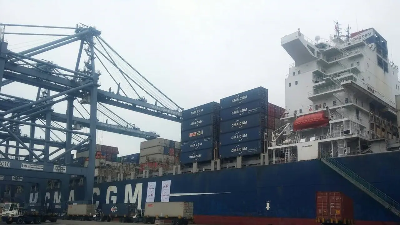 Kapal petikemas terbesar pertama di Indonesia ini sandar di Dermaga Jakarta International Container Terminal (JICT). Liputan6.com/Septian Deny)
