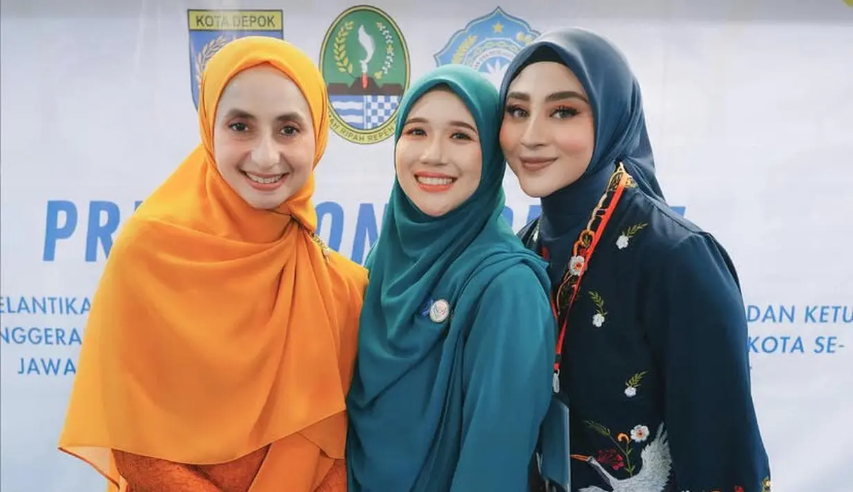 Sementara itu, Margin tampol lebih bold dengan kebaya warna navy yang memiliki bordiran bunga dan burung bangau. Dipadukan bawahan kain batik. [@official_amteam]