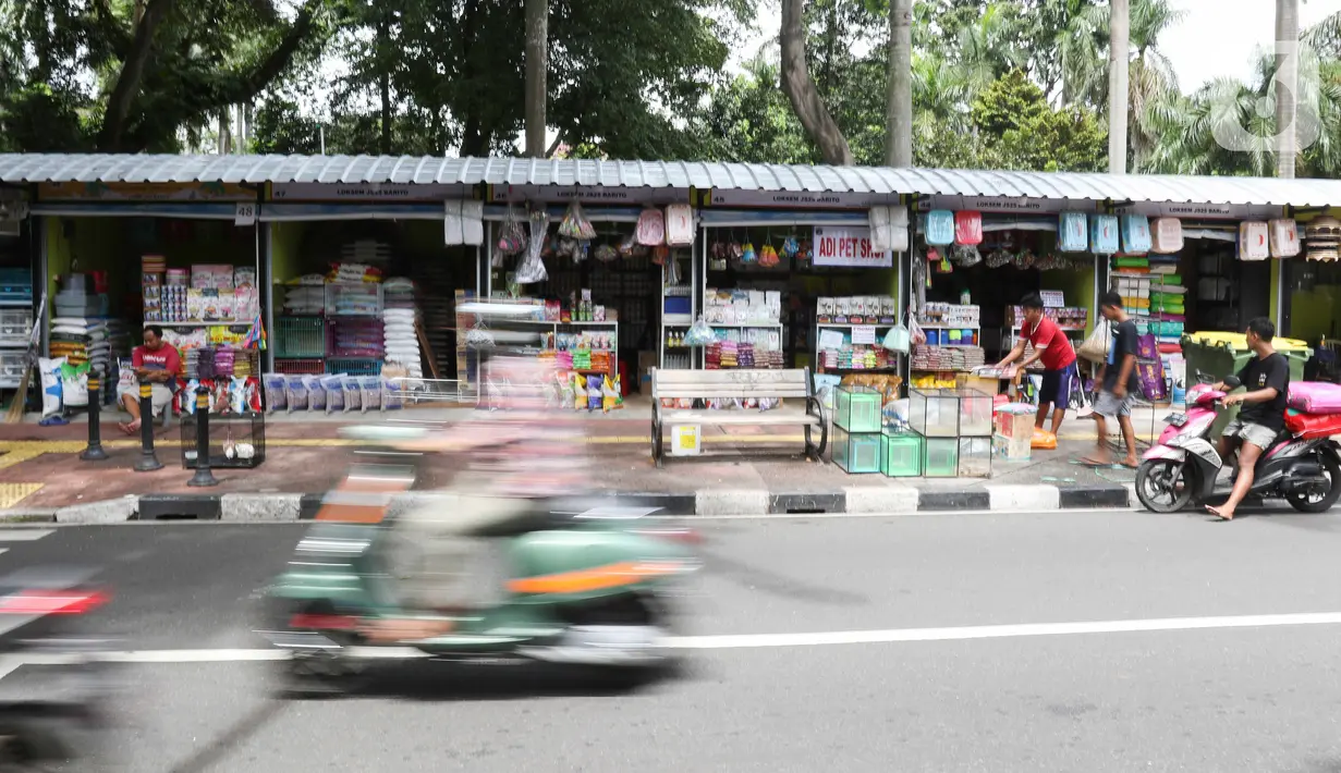 Kendaraan melintas di dekat Pasar Hewan Barito, Kebayoran Baru, Jakarta, Senin (24/10/2022). Sebanyak 85 kios di Pasar Hewan Barito kembali beroperasi setelah rampung direnovasi selama lima bulan untuk memberikan kenyamanan bagi pedagang dan pembeli. (Liputan6.com/Herman Zakharia)