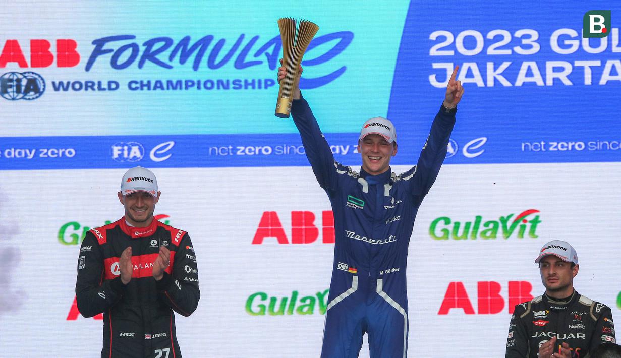 <p>Pembalap Maserati MSG Racing, Maximilian Gunther merayakan kemenangan pada balapan&nbsp;Jakarta E-Prix 2023 Round-11 yang berlangsung di Jakarta International E-Prix Circuit (JIEC), Ancol, Jakarta, Minggu (04/06/2023). (Bola.com/Bagaskara Lazuardi)</p>