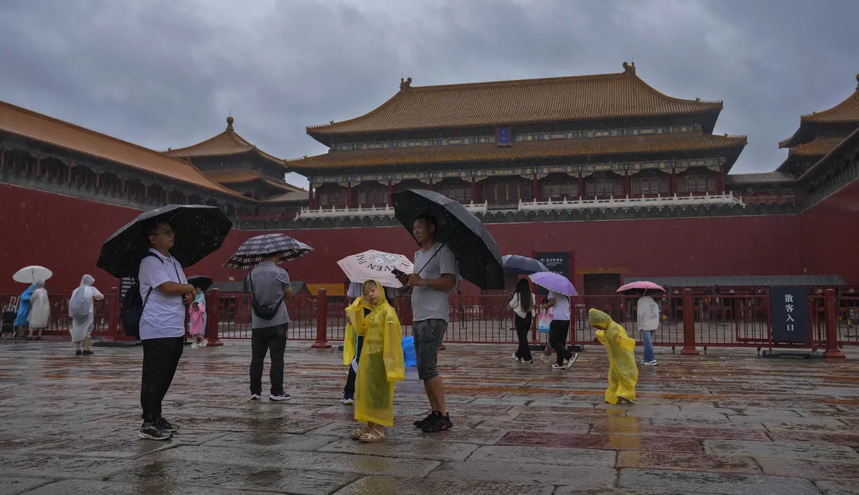 Topan Doksuri mendarat di pantai tenggara China dan Taiwan pada Jumat, 28 Juli 2023. (AP Photo/Andy Wong)