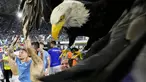 Perayaan luar biasa diperlihatkan Lazio usai berhasil menundukkan rival sekotanya yakni AS Roma pada laga Serie A Italia. (AP/Andrew Medichini)