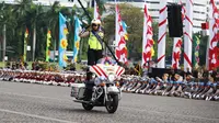 Polisi Wanita (Polwan) unjuk kebolehan dengan berdiri di atas moge pada peringatan HUT Bhayangkara ke-71 di Silang Monas, Jakarta, Senin (10/7). Acara ini menampilkan berbagai atraksi dari masing-masing kesatuan Polri. (Liputan6.com/Angga Yuniar)