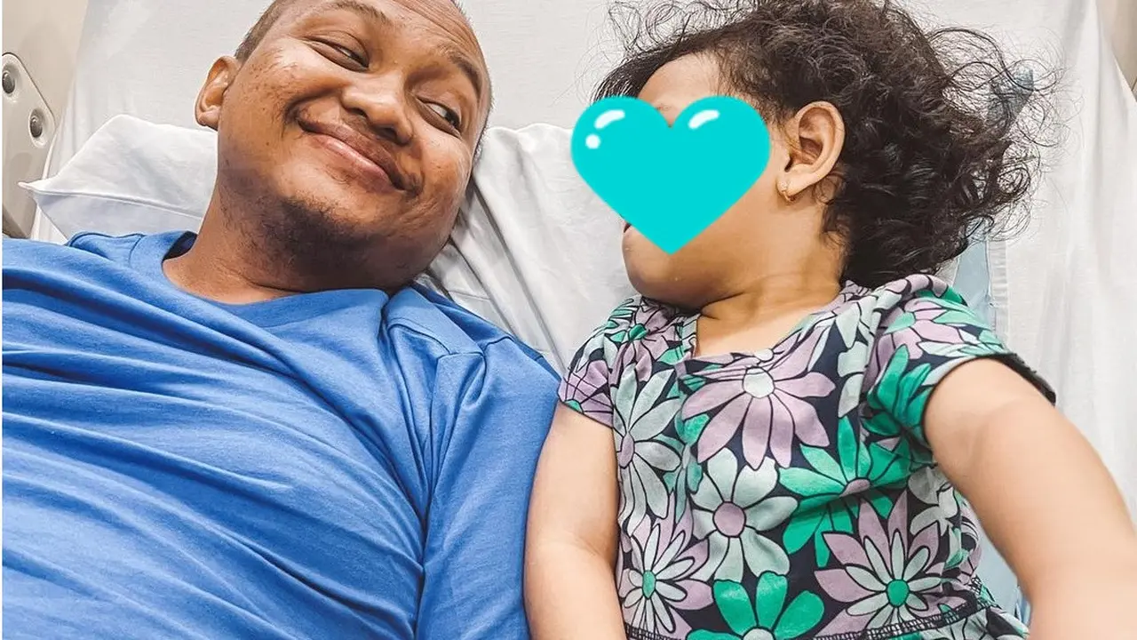 6 Potret Kenangan Istri Babe Cabita Temani Suami Sakit, Tegar Lebaran Bareng Anak
