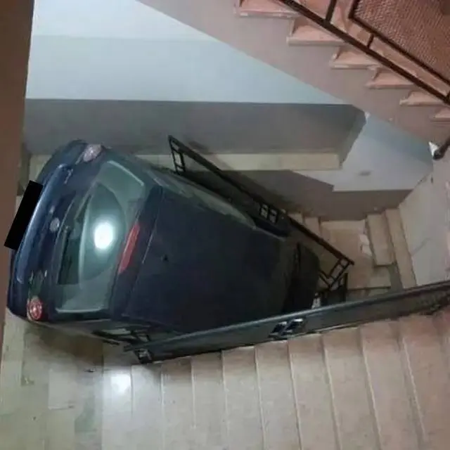 10 Potret Nyeleneh Kendaraan Nyangkut, Ada Mobil di Atas Pohon