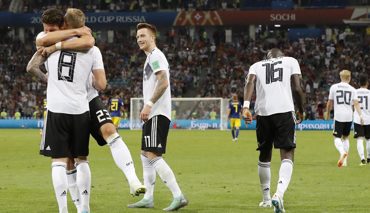 Para pemain Jerman merayakan gol yang dicetak Toni Kroos ke gawang Swedia pada laga grup F Piala Dunia di Stadion Fisht, Sochi, Sabtu (23/6/2018). Gol injury time dirinya beri kemenangan untuk Jerman. (AP/Frank Augstein)