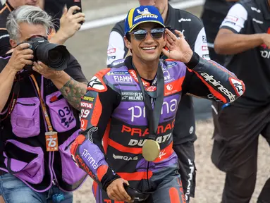 Pembalap Prima Pramac Ducati, Jorge Martin melakukan selebrasi setelah memenangi balapan Sprint Race MotoGP Jerman 2024 di arena balap Sachsenring, Hohenstein-Ernstthal, pada 6 Juli 2024. (Radek Mica/AFP)