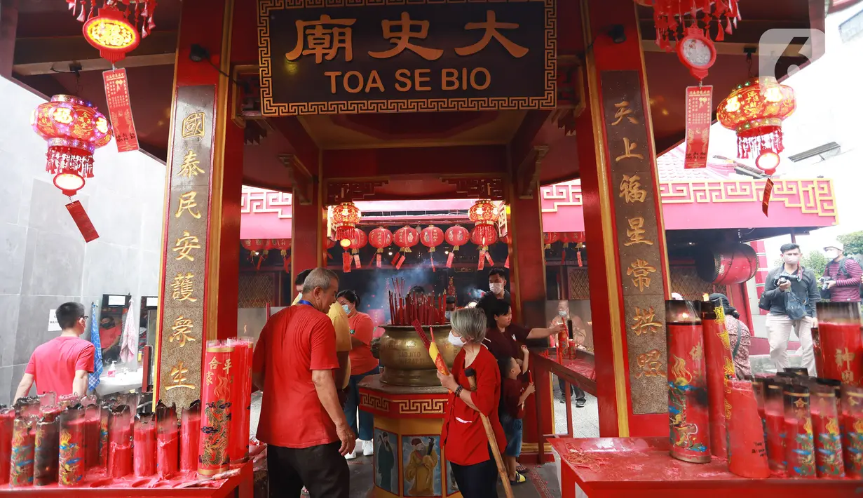 Warga Tionghoa melaksanakan ibadah perayaan Imlek di Wihara Dharma Jaya/Klenteng Toa Se Bio, Jalan Kemenangan III, Jakarta, Minggu (22/1/2023). Tahun Baru Imlek 2574 Kongzili pada 22 Januari 2023 memasuki tahun Kelinci yang melambangkan ketenangan dan keberuntungan. (Liputan6.com/Johan Tallo)