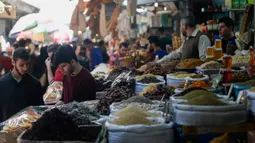 Warga Palestina berbelanja untuk persiapan menjelang bulan suci Ramadan di pasar al-Zawiya di Kota Gaza pada 20 April 2020. Tahun ini, miliaran umat Muslim di dunia bersiap memasuki bulan suci Ramadan di tengah situasi pandemi Covid-19. (MAHMUD HAMS / AFP)
