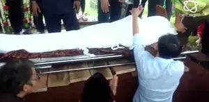 Begini suasana pemakaman Deddy Sutomo.