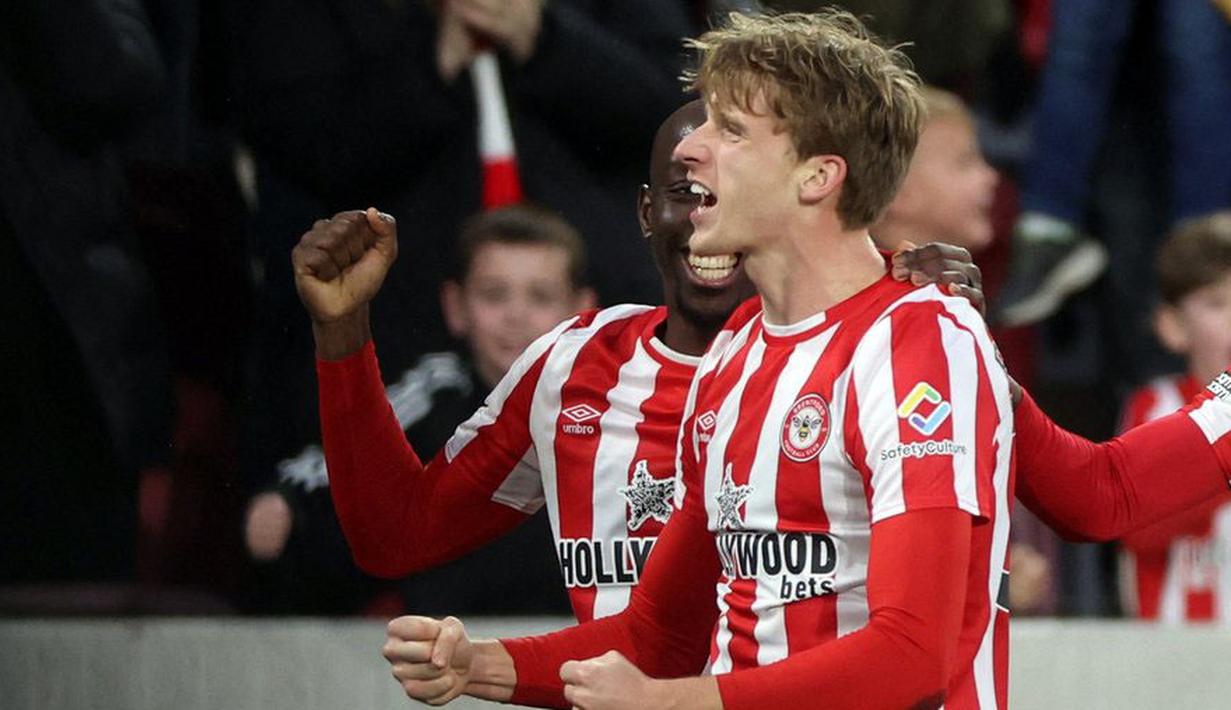 Mads Roerslev Rasmussen telah menjadi bagian dari skuat Brentford sejak musim 2019/2020 lalu. Pada musim perdananya di Liga Inggris, pemain yang berposisi sebagai bek kanan itu tercatat mencetak 1 gol dan 1 asis dari 21 penampilannya. Mads Roerslev Rasmussen sendiri pernah membela tim akademi FC Copenhagen pada 2016 hingga 2017. (Twitter/@premierleague)