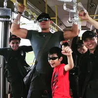 Deddy dan Azka ketika berada di dalam sebuah angkutan umum. (Instagram @corbuzier)