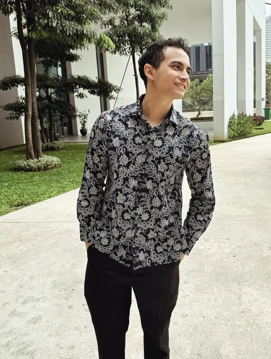 Sementara Omara Esteghlal tampil rapi dengan kemeja bermotif floral monokrom dan celana hitam tailored.  Penampilannya memberikan kesan maskulin yang tetap santai namun tetap pantas untuk acara formal. Sepatu pantofel hitam yang dikenakan semakin mempertegas kesan elegan dan serasi dengan Prilly. [@prillylatuconsina96].