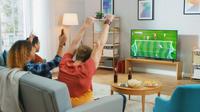 Ilustrasi nobar pertandingan sepak bola. (Shutterstock/Gorodenkoff)