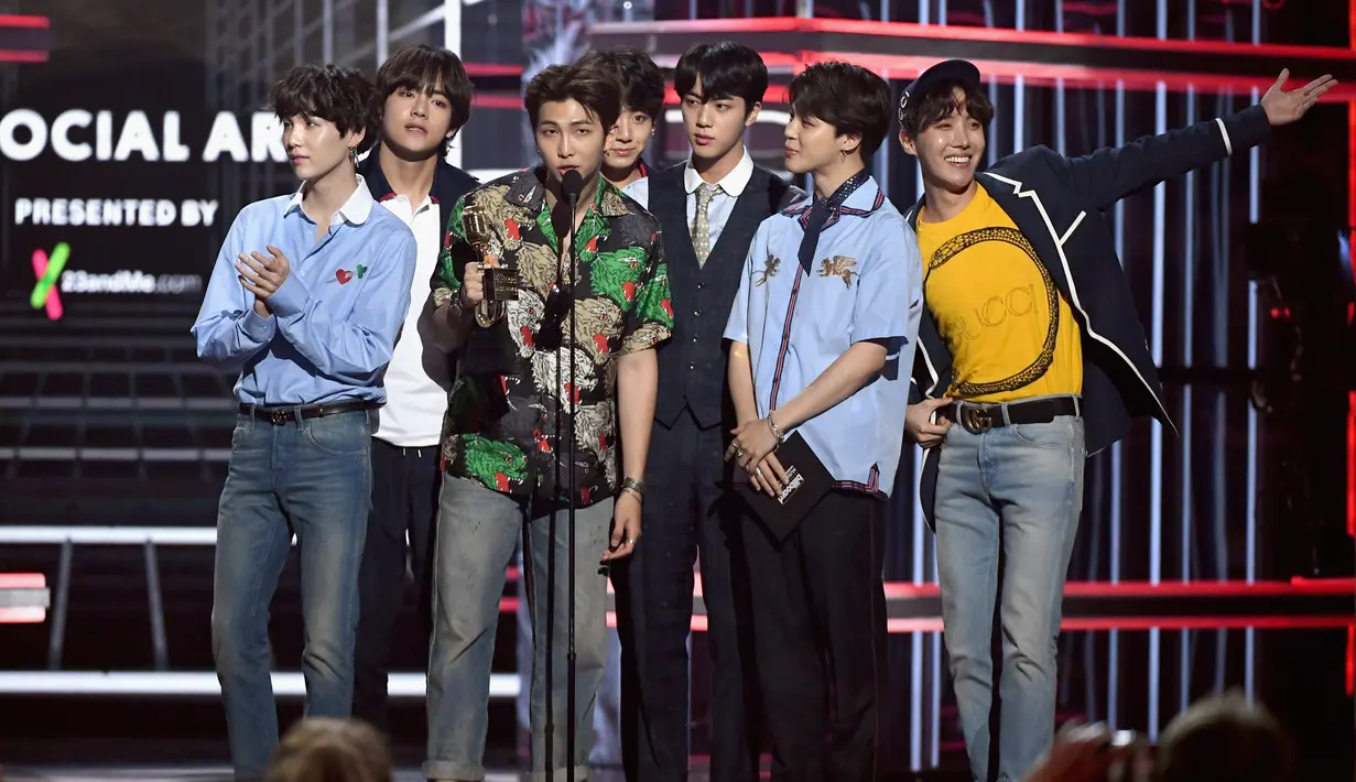 Farandula 40 tidak hanya berkomentar soal pakaian yang dipakai BTS, tapi mereka juga menjelek-jelekan penampilan grup asuhan Big Hit itu. (AFP/Ethan Miller/Getty IMAGES NORTH AMERICA)