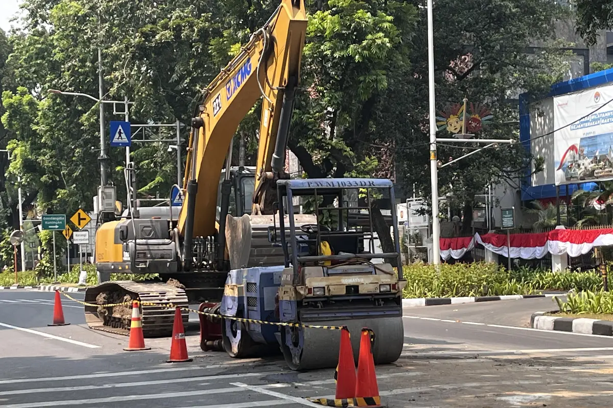 Perbaikan Jalan Kebon Sirih, Jakarta Pusat. (Liputan6.com/Winda Nelfira)
