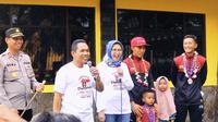 Bupati Lumajang Thoriqul Haq (Kanan) bersama Wakil Bupati Lumajang Indah Amparwati Masdar (Kiri) menyabut dua atlet asal lumajang yang berhasil meraih medali emas dan perak di Sea Games Vietnam (Istimewa)
