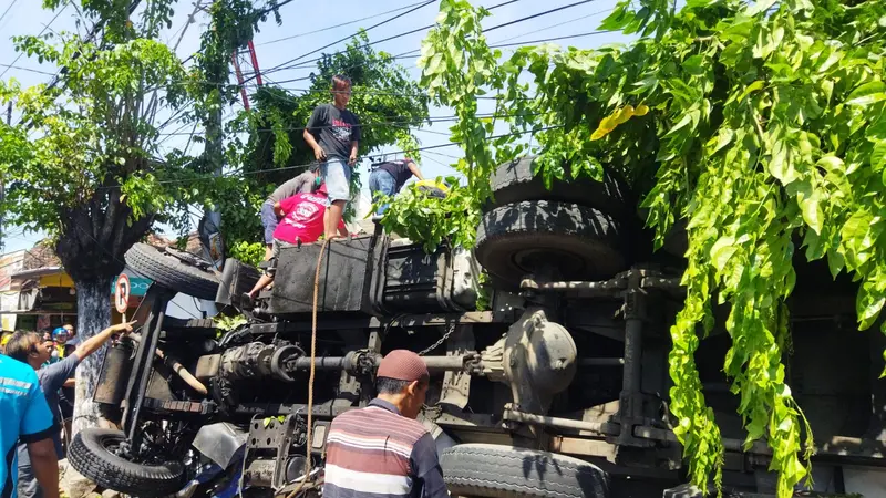 Truk Fuso terguling di Banyuwangi tewaskan 4 orang. (Hermawan/Liputan6.com)