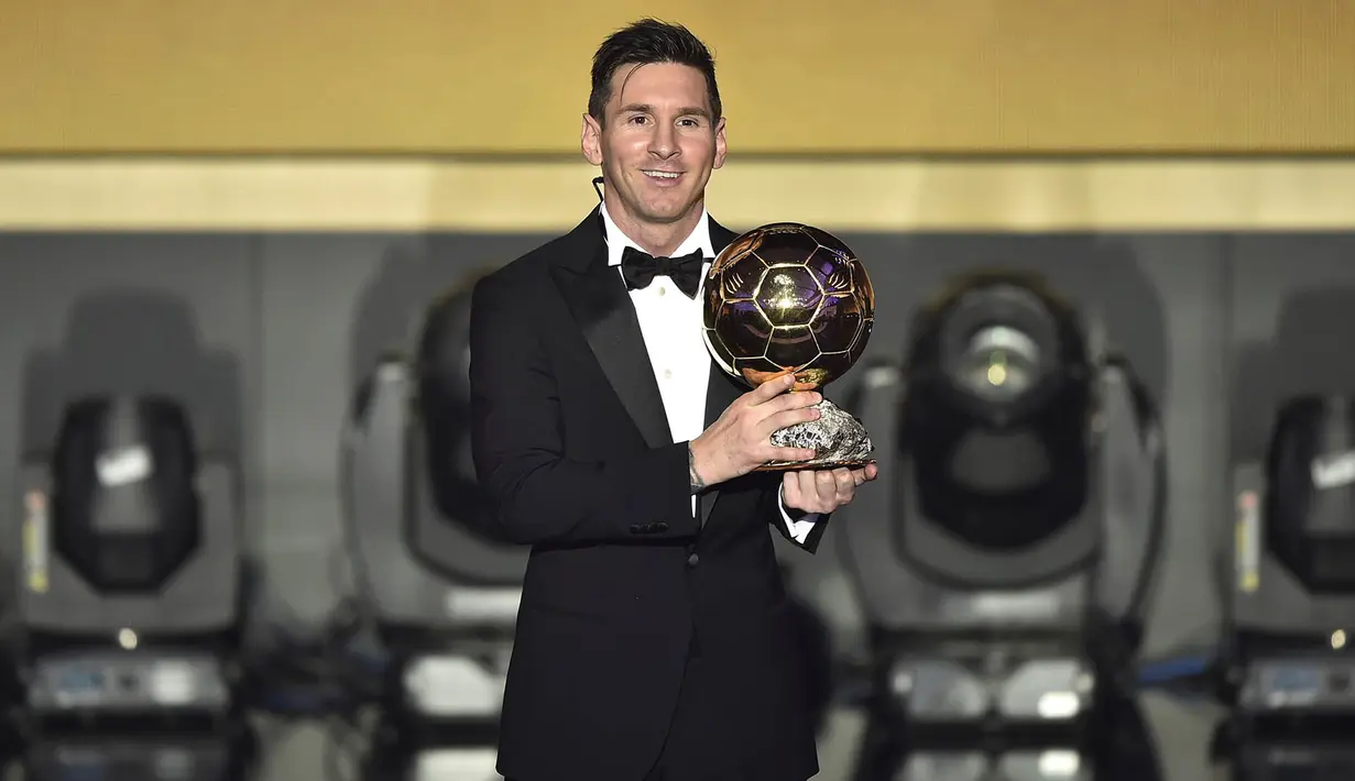 JANUARI - Lionel Messi meraih FIFA Ballon d'Or , mengalahkan Cristiano Ronaldo dan Neymar. Bagi Messi ini adalah penghargaan pemain terbaik kelima setelah sebelumnya pernah meraih gelar sama pada 2009, 2010, 2011, dan 2012. (AFP/Fabrice Coffrini)