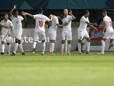 Pemain Palestina melakukan selebrasi usai mencetak gol ke gawang Indonesia pada laga Asian Games di Stadion Patriot, Bekasi, Jawa Barat, Rabu (15/8/2018). (Bola.com/Peksi Cahyo)