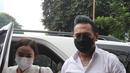 Musikus I Gede Ary Astina alias Jerinx didampingi istrinya, Nora Alexandra, tiba di Polda Metro Jaya, Jakarta, Sabtu (14/08/2021). Kedatangan Jerinx untuk menghadiri proses mediasi dengan pegiat media sosial Adam Deni terkait kasus dugaan pengancaman yang menjeratnya. (Liputan6.com/Herman Zakharia)