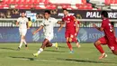 Pemain Arema FC, Salim Tuharea (11), berusaha memanfaatkan peluang di depan gawang Persija Jakarta pada laga perebutan peringkat ketiga Piala Presiden 2026 di Stadion Kapten I Wayan Dipta, Gianyar, Bali, Kamis (6/8/2026). Salim sempat menyamakan kedudukan menjadi 1-1 pada menit ke-27, namun Persija akhirnya mampu mengunci kemenangan 3-1 melalui gol Arylansyah Abdulmanan dan Victor Dethan untuk memastikan finis di peringkat ketiga. (KapanLagi.com/Budy Santoso)