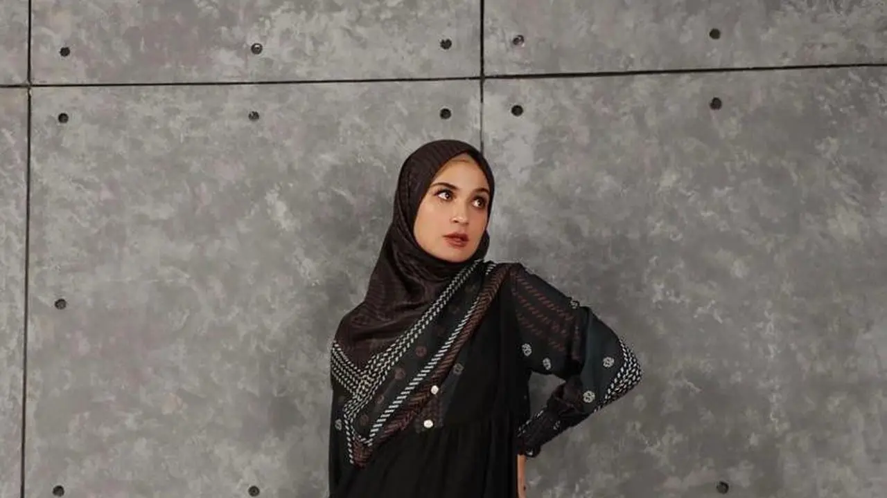 Hijab Motif di Gamis Polos