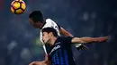  Duel antara pemain Juventus dan Atalanta dalam lanjutan Serie A di Juventus Stadium, Turin, Sabtu (3/12/2016) waktu setempat. (AFP/Marco Bertorello)