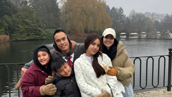 Bak Pinang Dibelah Dua, Potret Cantik Nia Ramadhani dan Mikhayla Bakrie Liburan di Eropa