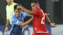 Gelandang Persija, Yan Pieter Nasadit (kanan) berebut bola dengan pemain Johor Darul Takzim, Hariss Harun pada lanjutan penyisihan Grup H Piala Asia 2018 di Stadion GBK, Jakarta, Selasa (10/4). Persija menang telak 4-0. (Liputan6.com/Helmi Fithriansyah)