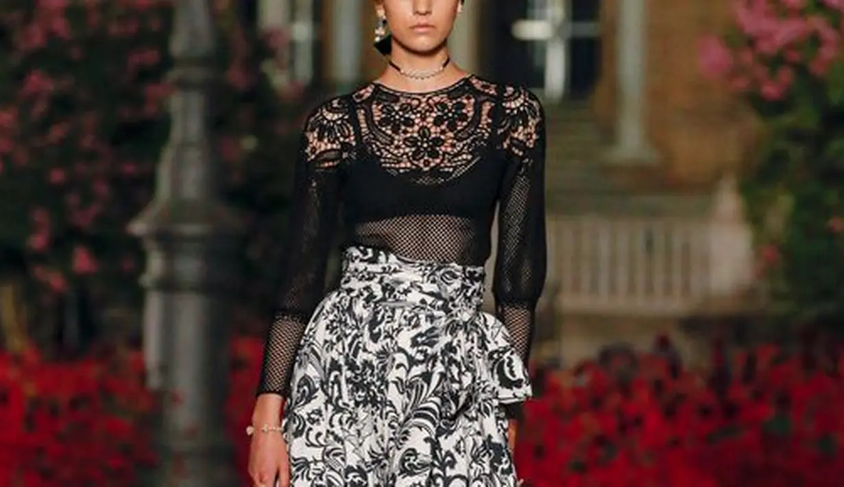 <p>Ikon dari koleksi ini adalah La Capitana. La Capitana adalah nama yang diberikan kepada Carmen Amaya. Ia bebas menari, tidak tunduk pada aturan apapun, dan mewakili esensi Flamenco. Foto: Document/Dior.</p>