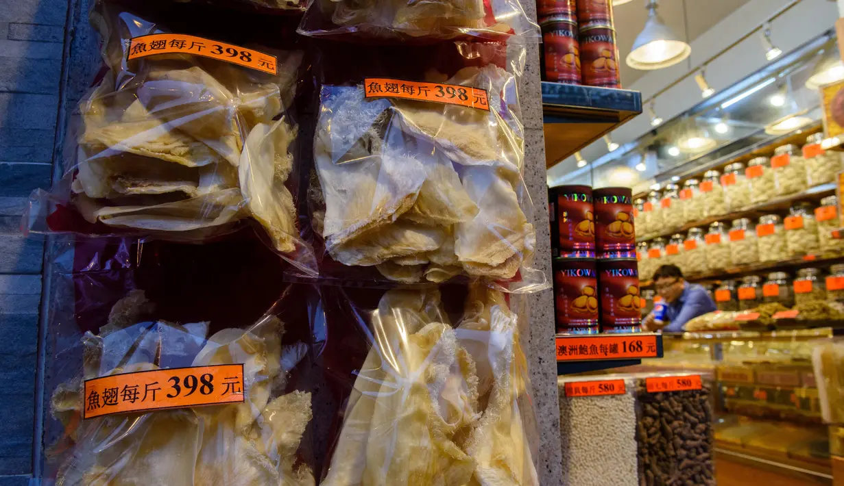 Aneka olahan sirip ikan hiu yang dijual di sebuah toko di Hong Kong (6/3). Tingginya permintaan sirip hiu telah menyebabkan populasi hiu berkurang hingga 60-70 persen. (AFP/Anthony Wallace)