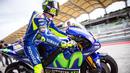 Valentino Rossi mengendarai YZR-M1 tanpa sayap di hari kedua tes pramusim di Sirkuit Sepang, Malaysia, Selasa (31/1). Dorna (penyelenggara MotoGP) melarangan penggunaan winglet pada MotoGP 2017. (AP PHOTO)