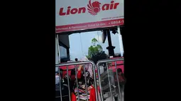 Ratusan calon penumpang Lion Air terlantar di Terminal 1B Bandara Soekarno Hatta. Seorang perempuan sedang duduk menunggu keberangkatan yang tertunda di Terminal 1B Soetta, Tangerang, Jumat (20/2/2015). (Liputan6.com/Faisal R Syam)