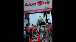 Ratusan calon penumpang Lion Air terlantar di Terminal 1B Bandara Soekarno Hatta. Seorang perempuan sedang duduk menunggu keberangkatan yang tertunda di Terminal 1B Soetta, Tangerang, Jumat (20/2/2015). (Liputan6.com/Faisal R Syam)