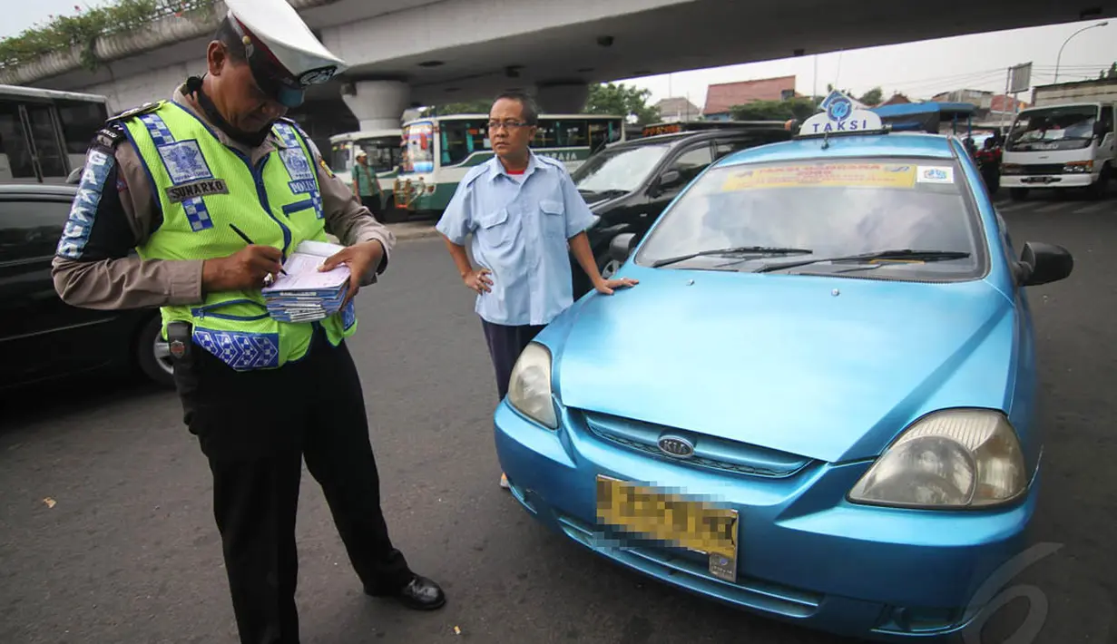 Sejumlah taksi terjaring razia saat operasi zebra oleh kepolisian di kawasan Kampung Melayu, Jakarta, Jumat (5/12/2014). (Liputan6.com/Faizal Fanani)